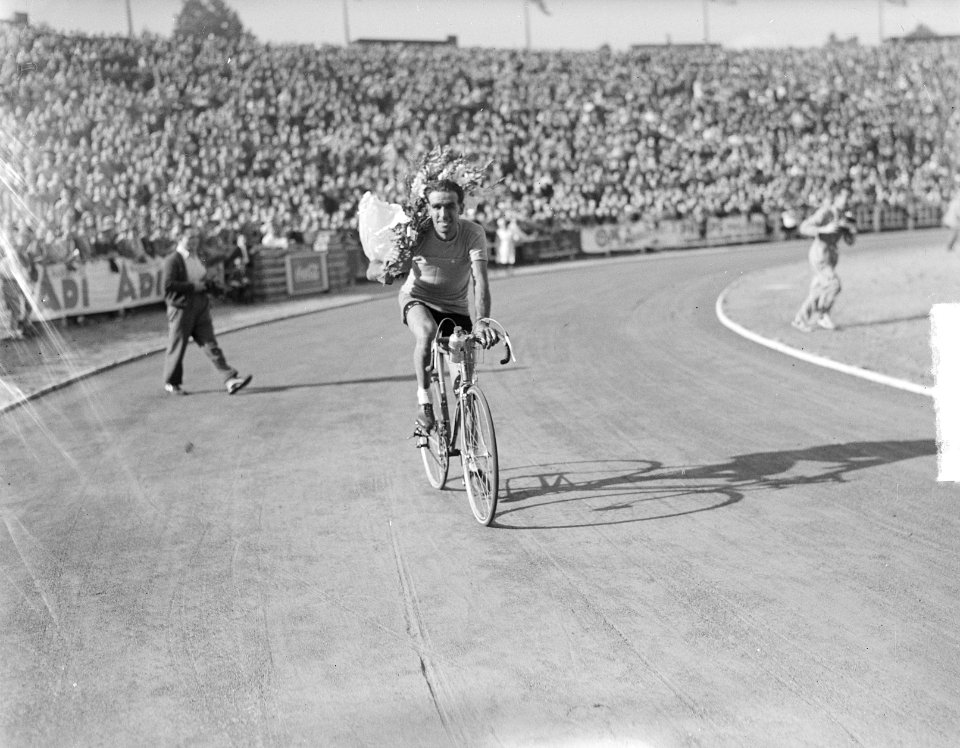 Tour de France, 2e etappe Reims-Brussel. Finish, Winnaar Roger Lambrecht (Belgi…, Bestanddeelnr 903-4610