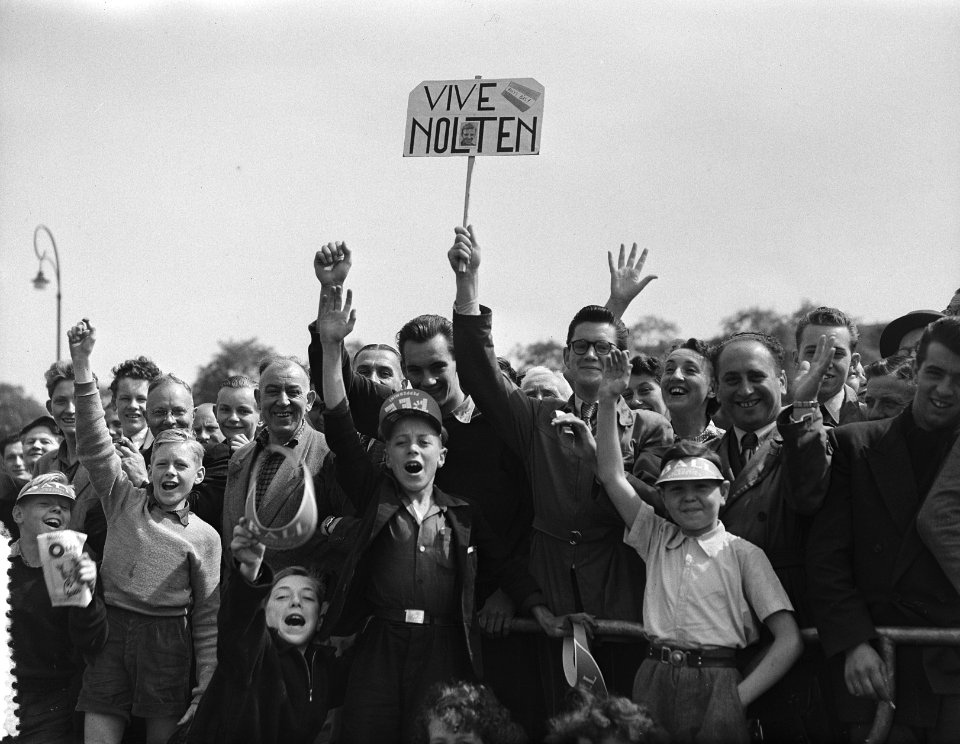 Tour de France, vertrek uit Amsterdam, toejuichen publiek met bord Vive Nolten, Bestanddeelnr 906-5816