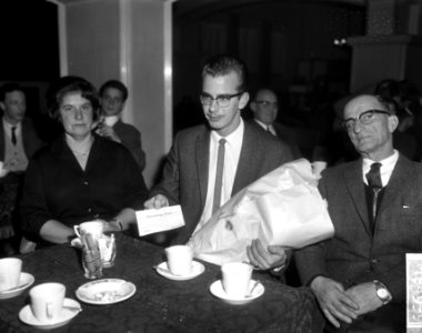 Toto-winnaar de heer Möller terwijl hij de cheque van honderdduizend gulden toon, Bestanddeelnr 918-4959