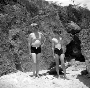 Ton Verweel met een jongen aan de Knipbaai op Curaçao, Bestanddeelnr 252-7476