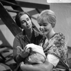 Toneelstuk Yerma voor AVRO-TV. Sigrid Koetse (Yerma) met Marja Habraken (Maria, Bestanddeelnr 918-9818