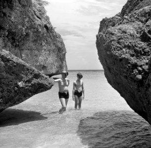 Ton Verweel met een jongen aan de Knipbaai op Curaçao, Bestanddeelnr 252-7473