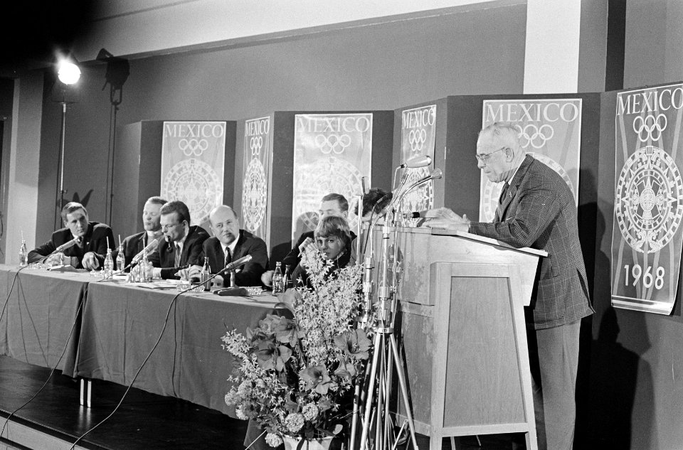 Topsport 1967, het forum, v.l.n.r. Inhoff, Lubbers, Heiderijk, voorzitter Bolman, Bestanddeelnr 920-0421