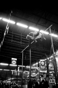 Topsportparade te Rotterdam De Finse polstokhoogspringer Taisto Taitinen met sp, Bestanddeelnr 915-7713
