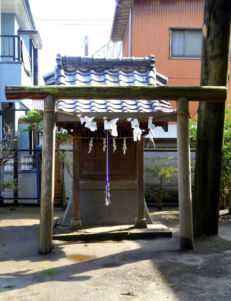 Torii and shrine - Tatsumi Jinja Shrine - Kamakura, Kanagawa, Japan - DSC07901