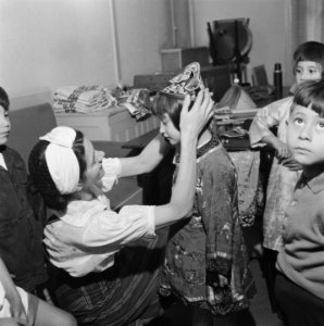 Toneelvoorstelling Europese kinderen in Chinese kleding, Bestanddeelnr 900-7445