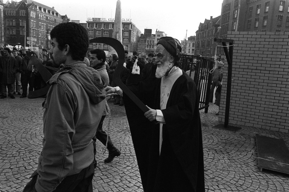 Toneelstukje op de Dam tijdens Anti Khomeini manifestatie, Bestanddeelnr 933-5616