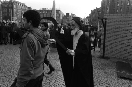 Toneelstukje op de Dam tijdens Anti Khomeini manifestatie, Bestanddeelnr 933-5616