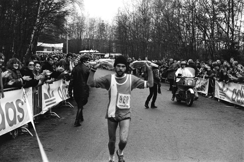 Ton Larmit finisht als eerste in de marathon in Apeldoorn, Bestanddeelnr 931-3080