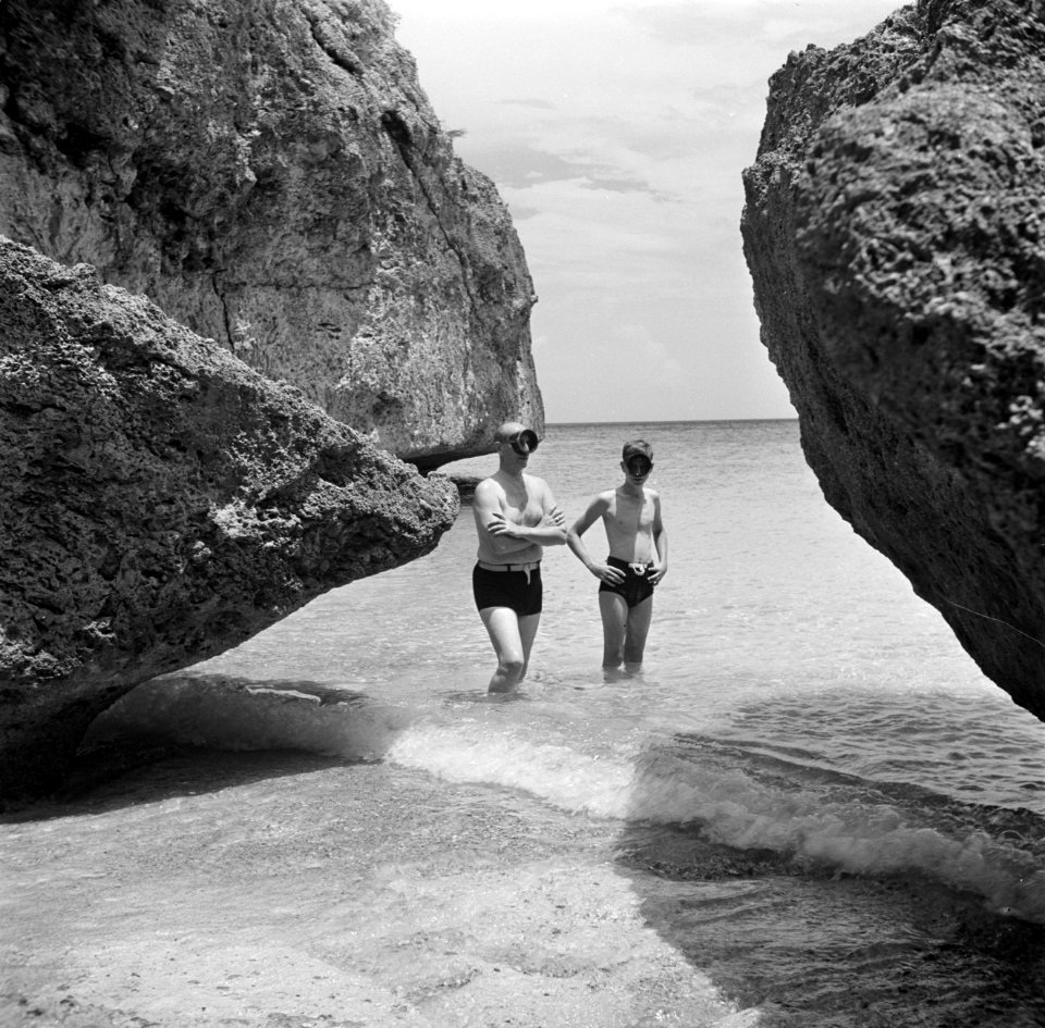 Ton Verweel met een jongen aan de Knipbaai op Curaçao, Bestanddeelnr 252-7474