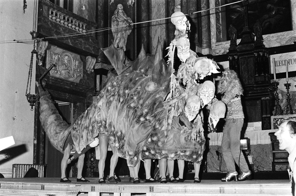 Toneelgezelschap van Nieuwe Amsterdamse Volksopera speelt stuk De (s)tempel van, Bestanddeelnr 932-1306
