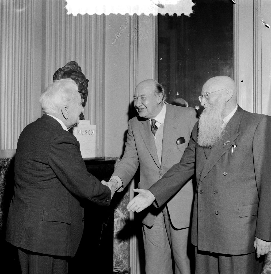 Toneelspeler Jan Musch 80 jaar, receptie te Amsterdam. Musch (links) wordt gefel, Bestanddeelnr 907-5147