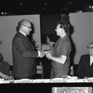 Toneelprijzen uitgereikt in Stadsschouwburg te Eindhoven, v.l.n.r. Andre van de , Bestanddeelnr 917-8315
