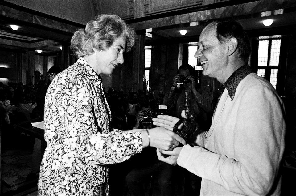 Toneelprijzen 1980 uitgereikt door minister Gardeniers (CRM) in Leiden minister, Bestanddeelnr 930-8365