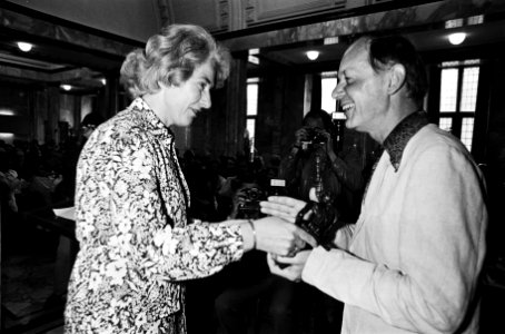 Toneelprijzen 1980 uitgereikt door minister Gardeniers (CRM) in Leiden minister, Bestanddeelnr 930-8365