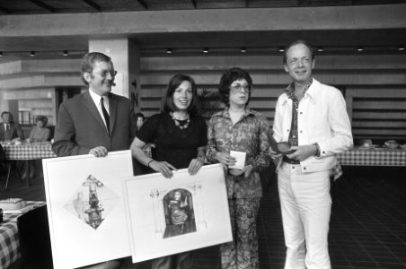 Toneelprijzen uitgereikt in Groningen, vlnr Edmund Classen , Sjoukje Hooymaa, Bestanddeelnr 927-1974