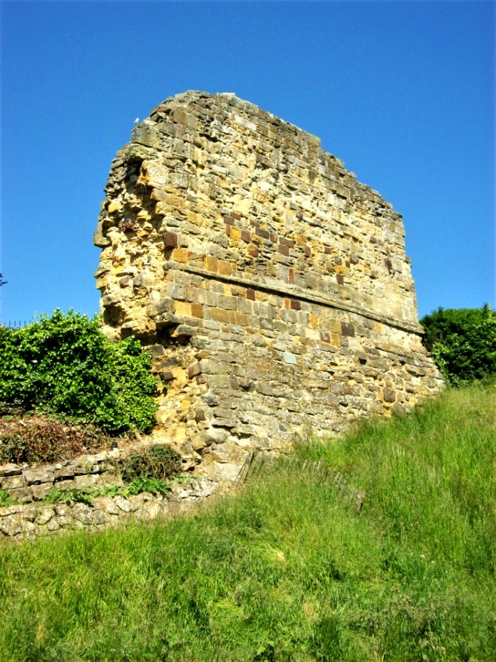 Tonbridge Castle, fragment of outer wall