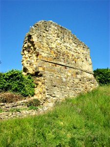 Tonbridge Castle, fragment of outer wall
