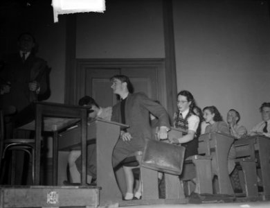 Toneel, scenes, toneelspelers, Bestanddeelnr 903-1827
