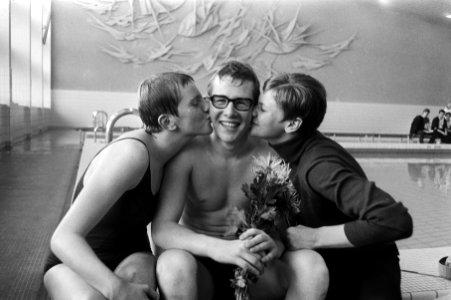 Ton van Klooster wordt gefeliciteerd door Hansje Bunschoten (l) en Linda de Boe…, Bestanddeelnr 924-4263