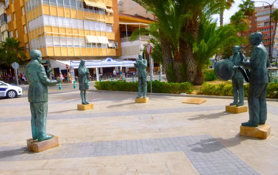 Torrevieja - Paseo de Vistalegre, Monumento a los Músicos Torrevejenses 1