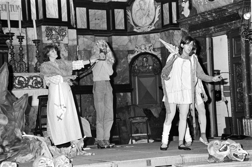Toneelgezelschap van Nieuwe Amsterdamse Volksopera speelt stuk De (s)tempel van, Bestanddeelnr 932-1305