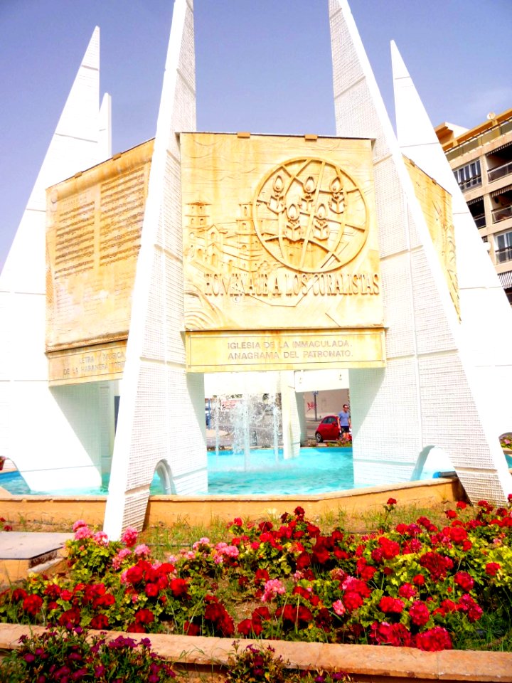 Torrevieja - Paseo de Vistalegre, Monumento al Coralista 2