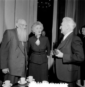 Toneelspeler Jan Musch 80 jaar, receptie te Amsterdam. Musch (rechts) met twee g, Bestanddeelnr 907-5146