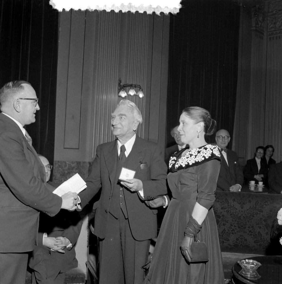 Toneelspeler Jan Musch 80 jaar, receptie te Amsterdam. Musch (midden), Bestanddeelnr 907-5148