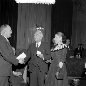 Toneelspeler Jan Musch 80 jaar, receptie te Amsterdam. Musch (midden), Bestanddeelnr 907-5148