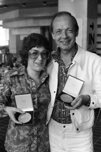 Toneelprijzen uitgereikt in Groningen Sacha Bulthuis en Stien Vroom (l) met tone, Bestanddeelnr 927-1973