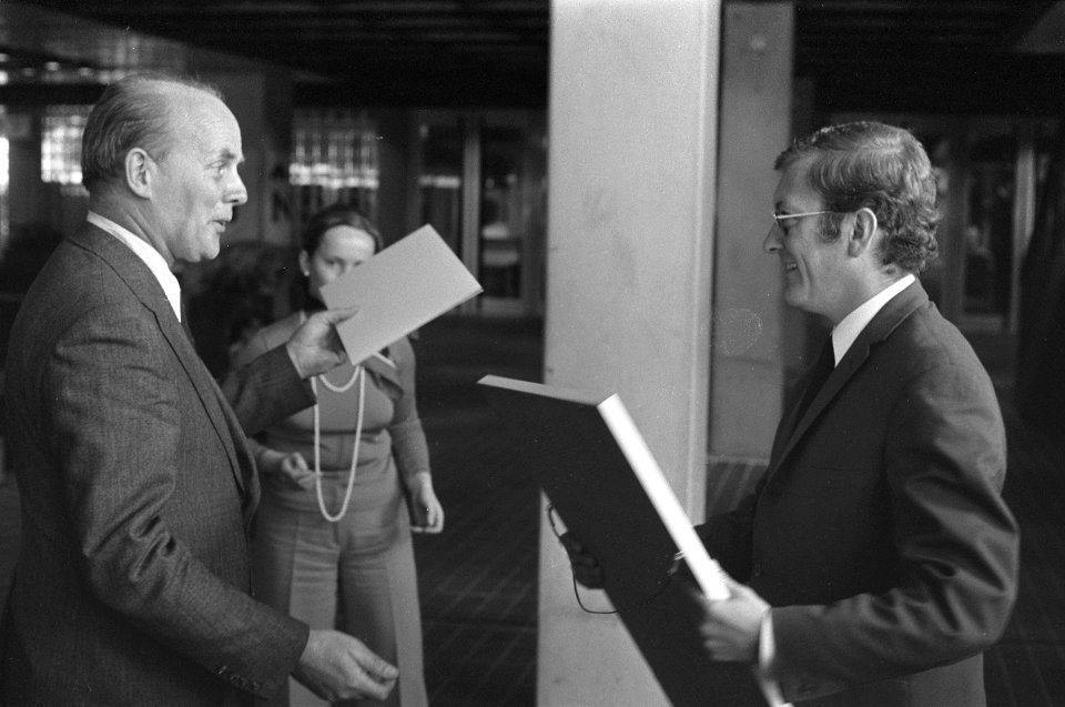 Toneelprijzen uitgereikt in Groningen, v.l.n.r. Edmund Classen , Sjoukje Hooymaa, Bestanddeelnr 927-1975