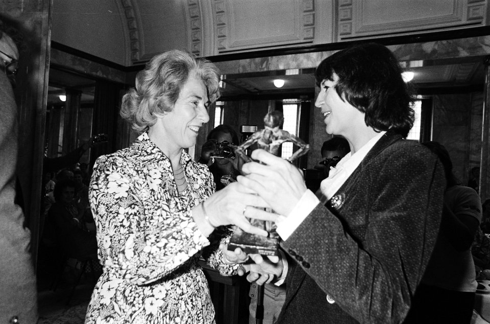 Toneelprijzen 1980 uitgereikt door minister Gardeniers (CRM) in Leiden minister, Bestanddeelnr 930-8360