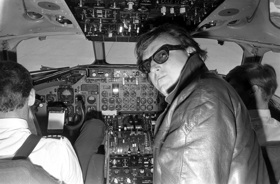 Toneelregisseur Peter Oosthoek in de cockpit, Bestanddeelnr 925-6071