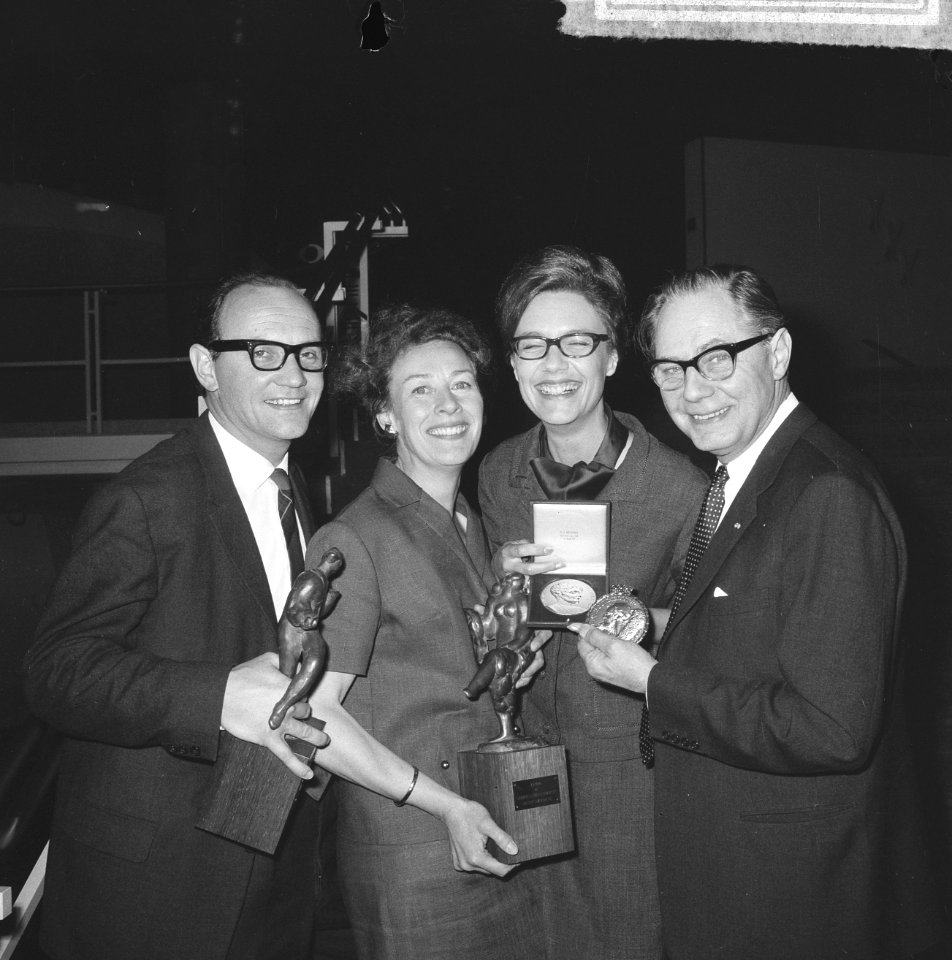 Toneelprijzen uitgereikt in Stadsschouwburg te Eindhoven, v.l.n.r. Andre van de , Bestanddeelnr 917-8309