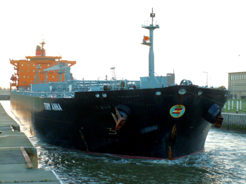 Torm Anna - IMO 9277735 - Callsign OUHV2 at the locks, Antwerp, Belgium 26-Sep-2005