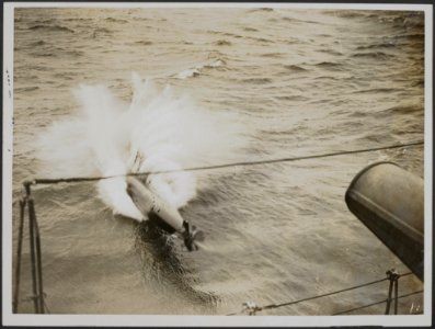 Torpedo entering water, Bestanddeelnr 158-2672
