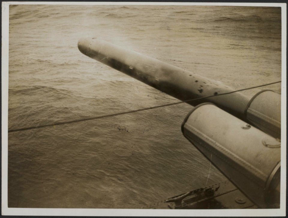 Torpedo leaving tube on deck of destroyer, Bestanddeelnr 158-2705