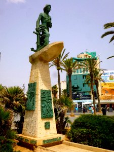 Torrevieja - Paseo de Juan Aparicio, Monumento al Hombre del Mar 1