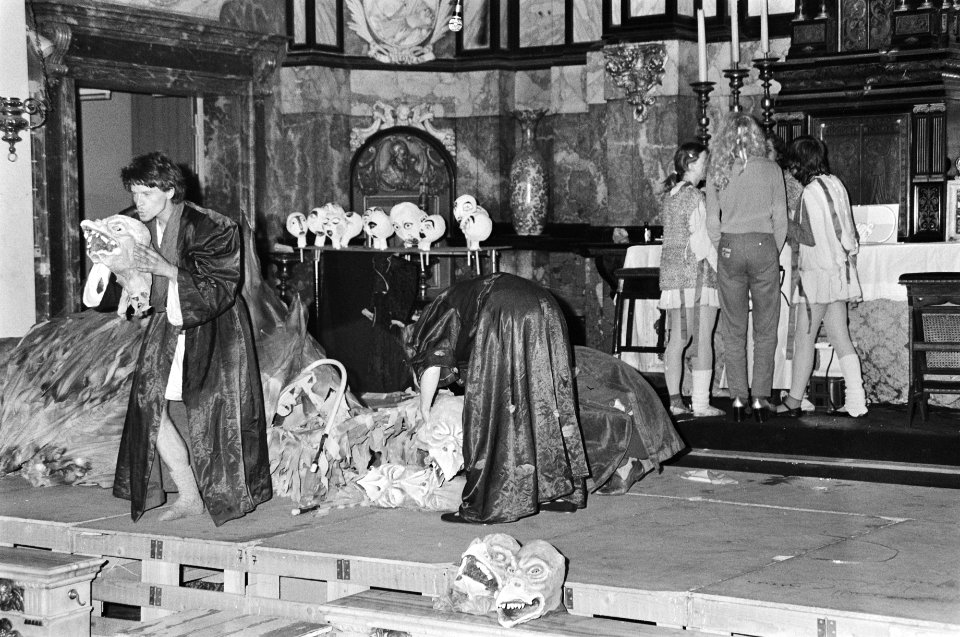 Toneelgezelschap van Nieuwe Amsterdamse Volksopera speelt stuk De (s)tempel van, Bestanddeelnr 932-1309