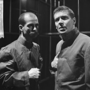 Toneelstuk Sacco en Vanzetti, de twee hoofdrolspelers links Henk van Ulsen en re, Bestanddeelnr 918-9199