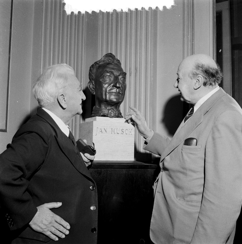 Toneelspeler Jan Musch 80 jaar, receptie te Amsterdam. Musch (links) bij zijn bo, Bestanddeelnr 907-5145