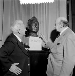 Toneelspeler Jan Musch 80 jaar, receptie te Amsterdam. Musch (links) bij zijn bo, Bestanddeelnr 907-5145