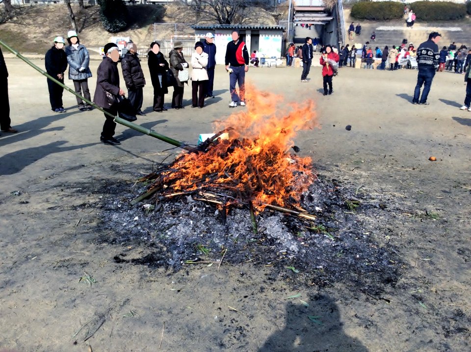 Tondoyaki held at Mayumi Elementary School (4)