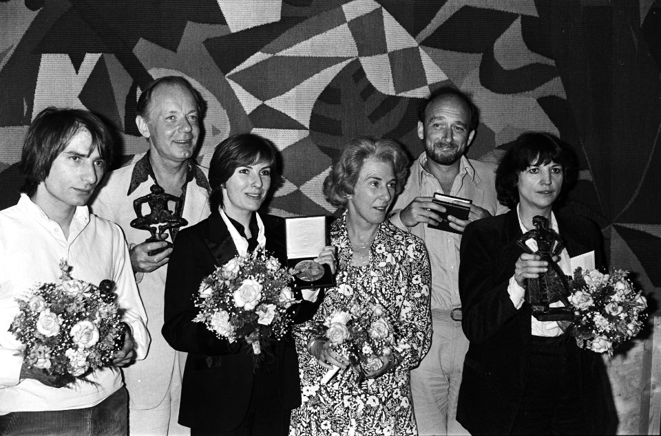 Toneelprijzen 1980 uitgereikt door ministers Gardeniers (CRM) in Leiden temidden, Bestanddeelnr 930-8358