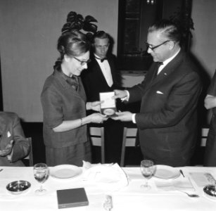 Toneelprijzen uitgereikt in Stadsschouwburg te Eindhoven, v.l.n.r. Andre van de , Bestanddeelnr 917-8311