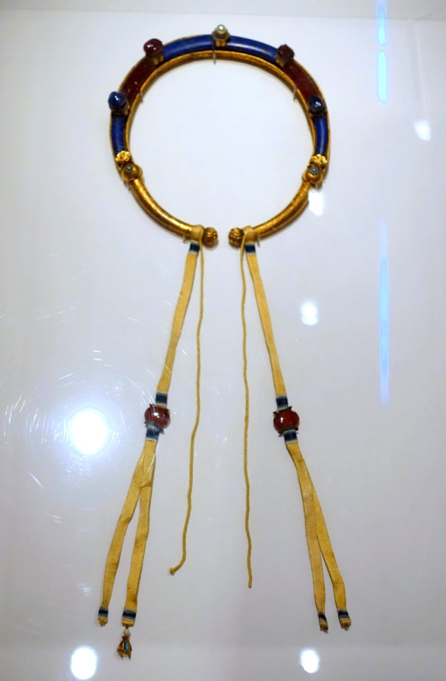 Torque-style necklace, China, probably Imperial Workshop, Beijing, 1700s-1800s AD, gold alloy, kingfisher feathers, semiprecious stones, pearl, glass, silk - Peabody Essex Museum - DSC07914