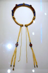 Torque-style necklace, China, probably Imperial Workshop, Beijing, 1700s-1800s AD, gold alloy, kingfisher feathers, semiprecious stones, pearl, glass, silk - Peabody Essex Museum - DSC07914