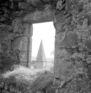 Torentje gezien door een opening in de kasteelmuur van Dunvegan Castle, een veer, Bestanddeelnr 252-0166