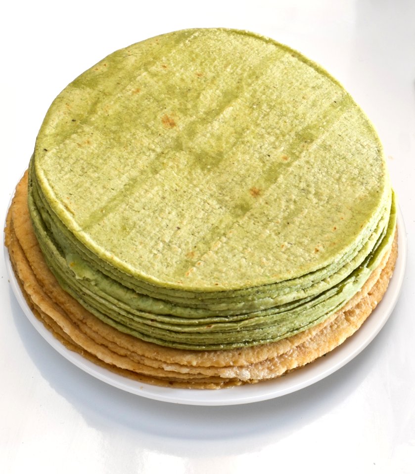 Tortillas de nopal arriba, tortillas de maiz abajo